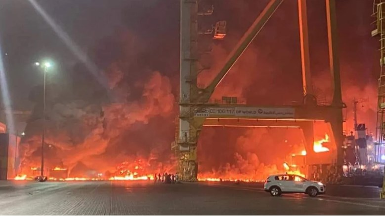 Ισχυρή έκρηξη στο Ντουμπάι – Ανατινάχθηκε φορτηγό πλοίο στο λιμάνι Τζεμπέλ Αλί