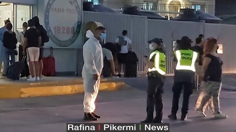 Συναγερμός στο λιμάνι της Ραφήνας – 70 ύποπτα κρούσματα σε πλοίο από την Ίο – ΦΩΤΟ
