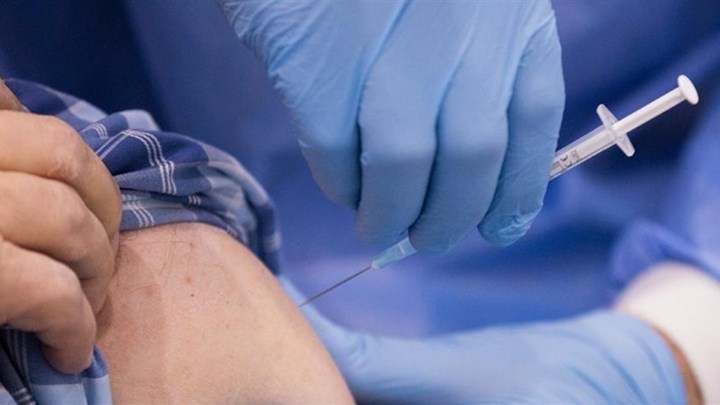 Πρωτοφανής καταγγελία για γιατρό σε νοσοκομείο των νοτίων προαστίων – Πετούσε δόσεις εμβολίων στα σκουπίδια