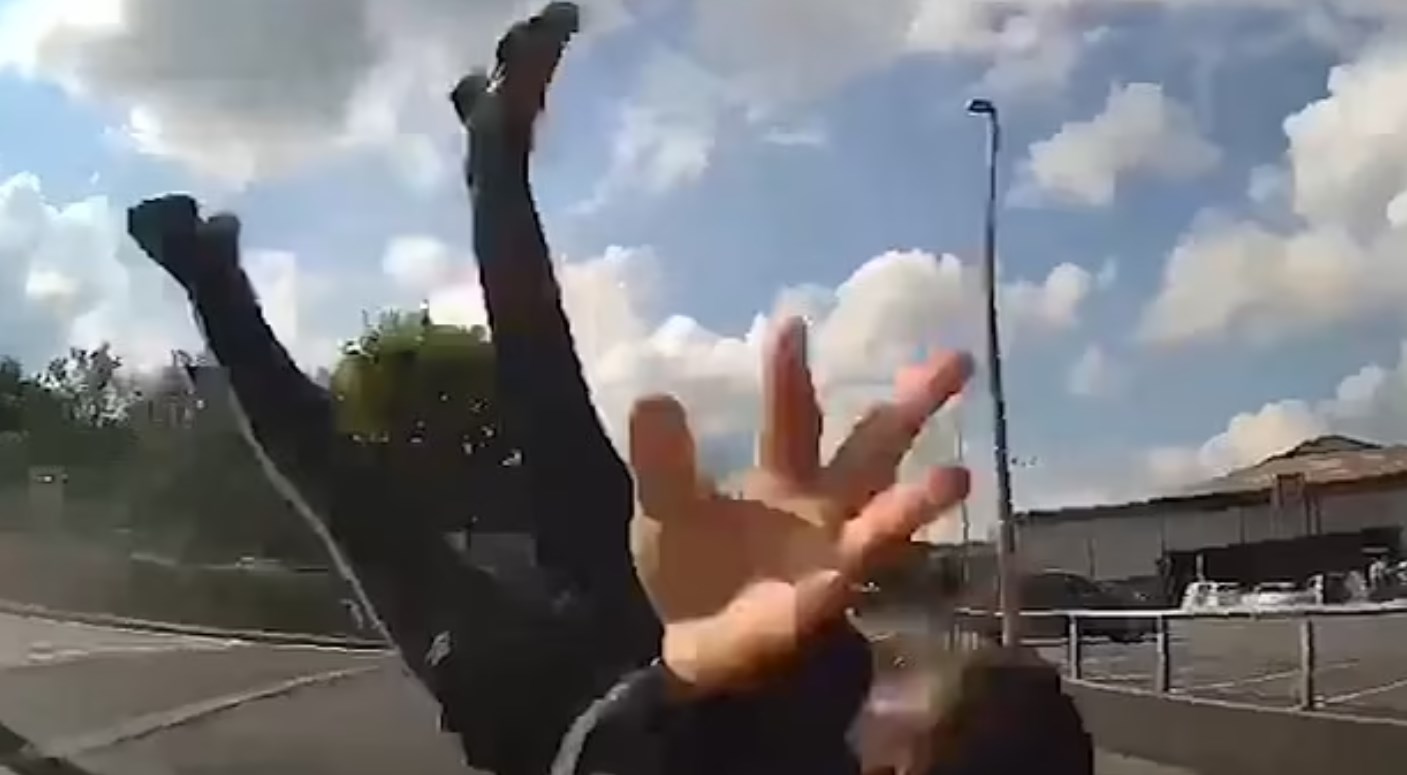 Σοκαριστικό τροχαίο – Η κάμερα αυτοκινήτου κατέγραψε τη σύγκρουση με ηλεκτρικό πατίνι