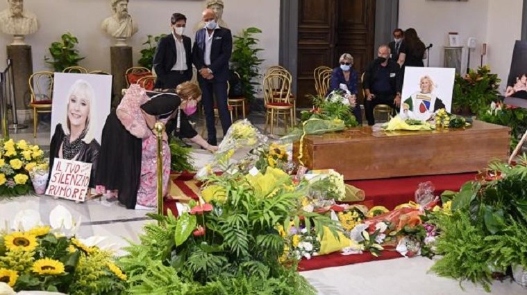 Με δάκρυα η Ιταλία αποχαιρετά τη Ραφαέλα Καρά – Σε λαϊκό προσκύνημα η σορός της