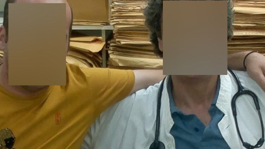 Η ανακοίνωση του Ασκληπιείου για τον γιατρό με τους “μαϊμού” εμβολιασμούς – Πώς πιάστηκε στα “πράσα”