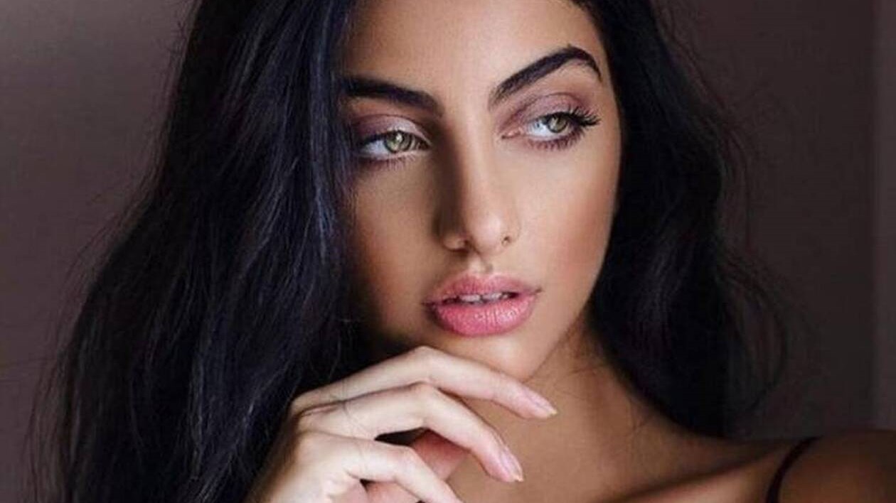 Η Ειρήνη Καζαριάν ποζάρει μέσα στα κύματα και ανάβει φωτιές