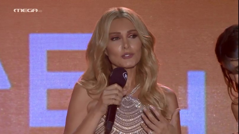 Στη Νατάσα Θεοδωρίδου δόθηκε το τιμητικό βραβείο “Mad Music Icon” – Τι είπαν οι κόρες της -ΒΙΝΤΕΟ