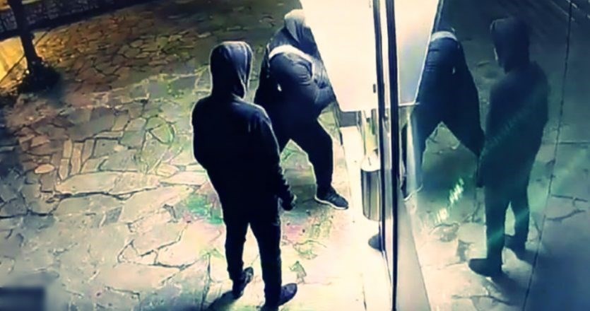 Ανατίναζαν ΑΤΜ τραπεζών με τη μέθοδο Plofkraak – Το “modus operandi” της σπείρας με λεία πάνω από 1,1 εκατ. ευρώ