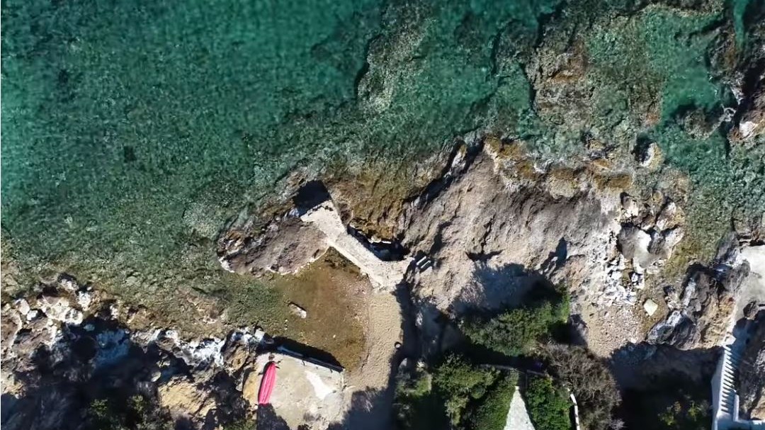 Οι κρυφές και μοναχικές παραλίες με τα σμαραγδένια νερά στο Κάτω Σούνιο – ΒΙΝΤΕΟ