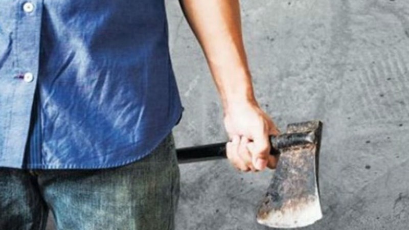 Σοκ στο Ηράκλειο – 61χρονος επιτέθηκε με τσεκούρι σε 29χρονο και τον χτύπησε στο κεφάλι