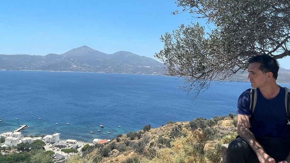 Ο Berlin του Casa de Papel απολαμβάνει τις ομορφιές της Μήλου και αποθεώνει την Ελλάδα