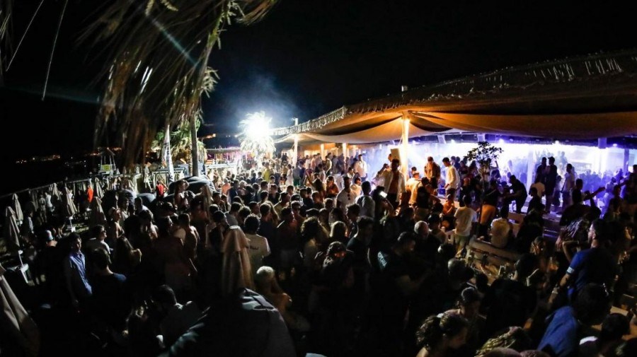 “Βράζουν” οι επιχειρηματίες της Μυκόνου για τα πάρτι σε βίλες και σκάφη