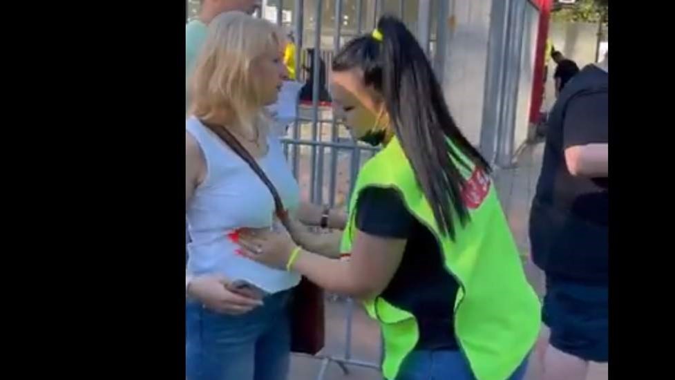 Σεκιούριτι στο Super Cup Ρουμανίας κάνει έλεγχο στα στήθη των γυναικών οπαδών – ΒΙΝΤΕΟ