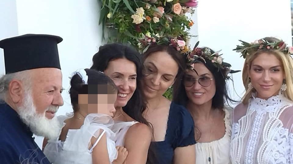 Έγινε νονά στην Κρήτη η Ντέμι Μουρ – Οι ΦΩΤΟ στο εκκλησάκι