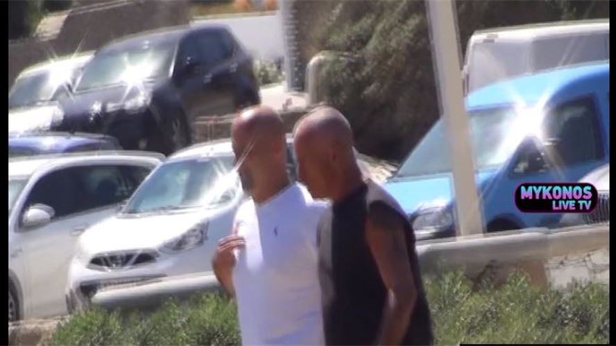 Διακοπές στη Μύκονο παρέα με φίλους για τον Έρος Ραμαζότι – ΒΙΝΤΕΟ