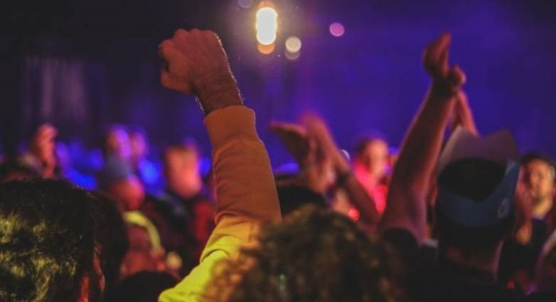 Συναγερμός στην Πάτρα – Θετικοί στον κορονοϊό 15 νέοι που διασκέδαζαν σε νυχτερινά μαγαζιά