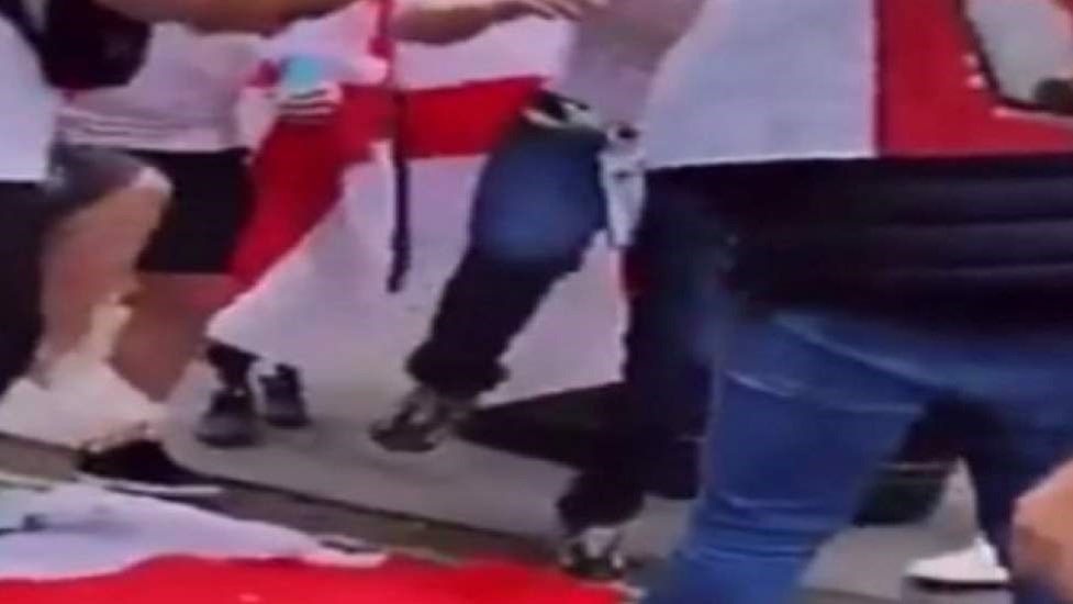 Άγγλοι οπαδοί ποδοπατούν ιταλική σημαία – ΒΙΝΤΕΟ