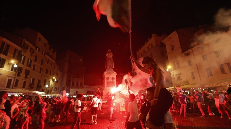 Οι πανηγυρισμοί των Ιταλών φιλάθλων στη Ρώμη για την κατάκτηση του Euro 2020