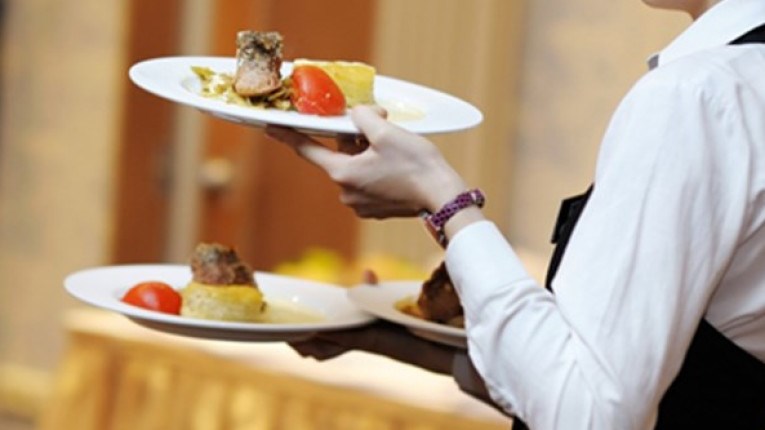 Τι αποκάλυψε ο Σπύρος Μπιμπίλας για τους ηθοποιούς που πήγαν σε κάστινγκ και έγιναν… σερβιτόροι