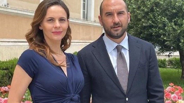 Η Έφη Αχτσιόγλου λίγες μέρες πριν γεννήσει – Οι νέες ΦΩΤΟ με τη φουσκωμένη κοιλίτσα