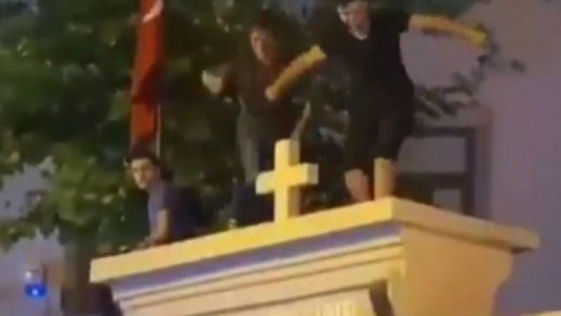 Τούρκοι ιερόσυλοι χόρευαν προκλητικά στην πύλη αρμενικής εκκλησίας – Τρεις συλλήψεις και καταδίκη από Τσελίκ