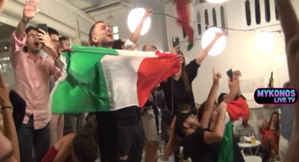 Έξαλλοι πανηγυρισμοί Ιταλών στη Μύκονο για την κατάκτηση του Euro 2020