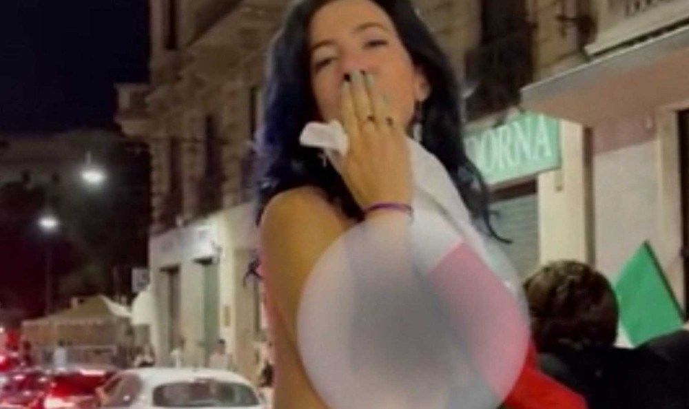 Ιταλίδα στη Ρώμη πανηγύρισε topless την κατάκτηση του EURO – ΒΙΝΤΕΟ