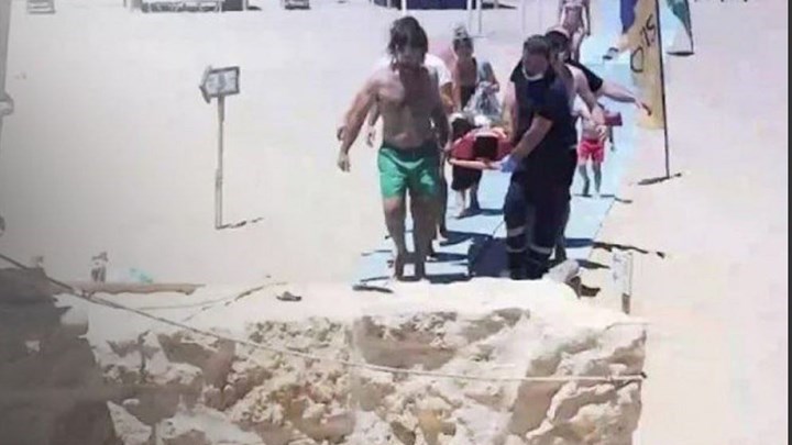 Συγκλονίζει η μητέρα του 16χρονου που τραυματίστηκε όταν έκανε βουτιά στα Χανιά: Περιμένουμε ένα σημάδι