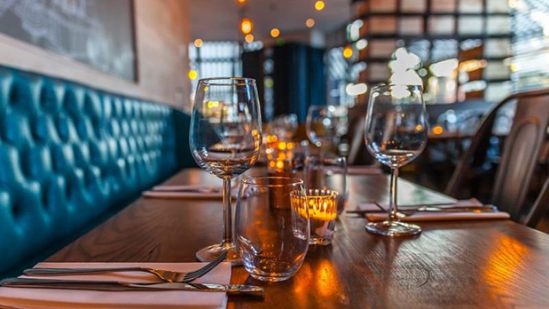 Έτσι θα λειτουργήσουν οι κλειστοί χώροι μόνο για εμβολιασμένους – Τι ισχύει μέχρι τις 31 Αυγούστου