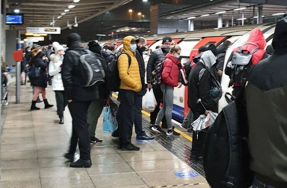 Υποχρεωτική η μάσκα στα μέσα μεταφοράς του Λονδίνου και μετά την άρση των μέτρων