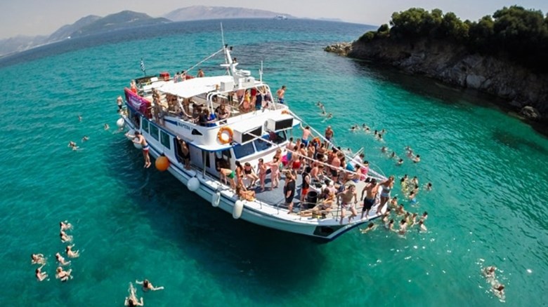 Μετά τα πάρτι ήρθαν οι κορονο-κρουαζιέρες – Γλέντι με DJ στο κατάστρωμα – ΒΙΝΤΕΟ