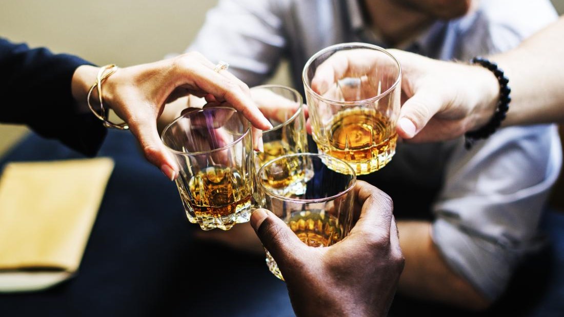 Πώς το αλκοόλ συνδέεται με τον καρκίνο – Νέα έρευνα