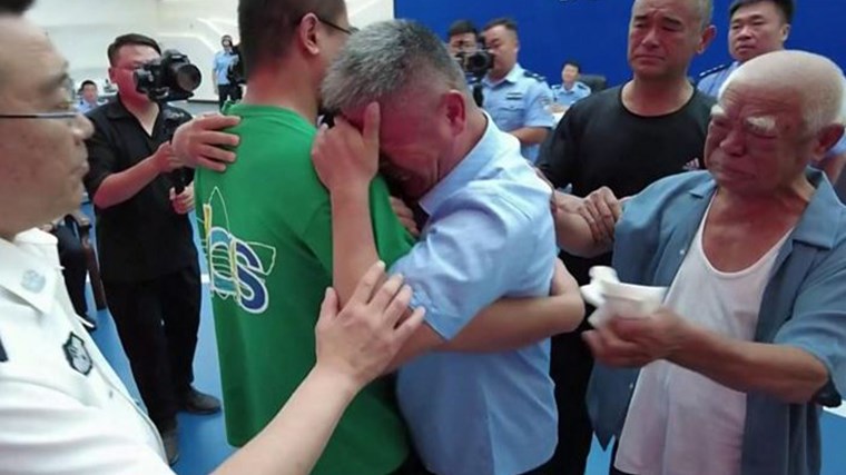 Βρήκε τον γιο του που είχαν απαγάγει σε ηλικία δύο ετών – Τον αναζητούσε για 24 χρόνια – ΦΩΤΟ