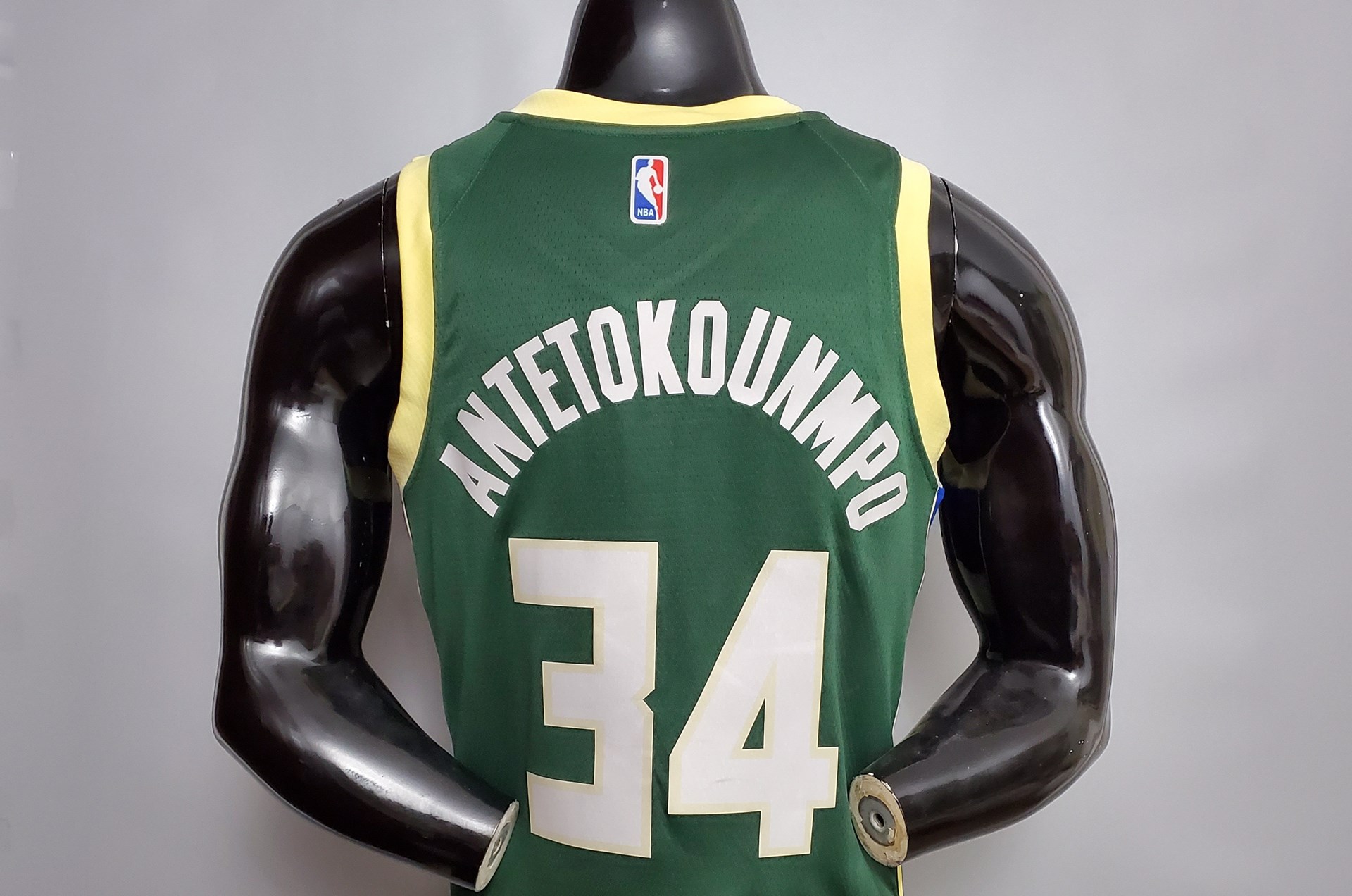 Δεύτερη σε πωλήσεις στο NBA η φανέλα του Γιάννη Αντετοκούνμπο