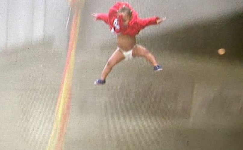 Μητέρα πέταξε για να σώσει την 2χρονη κόρη από ένα παράθυρο φλεγόμενου κτιρίου – ΒΙΝΤΕΟ