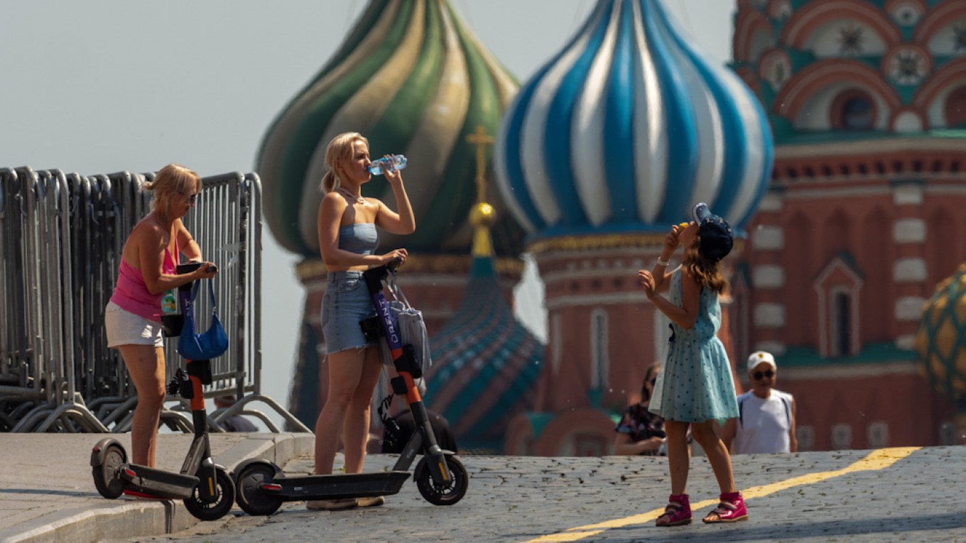 Ρεκόρ υψηλών θερμοκρασιών στη Μόσχα – Ξεπέρασε τους 34 βαθμούς ο υδράργυρος
