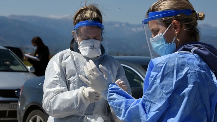 Κορονοϊός: Αύξηση στις εισαγωγές – “Καμπανάκι” για χώρους εργασίας και ενδοοικογενειακή διασπορά