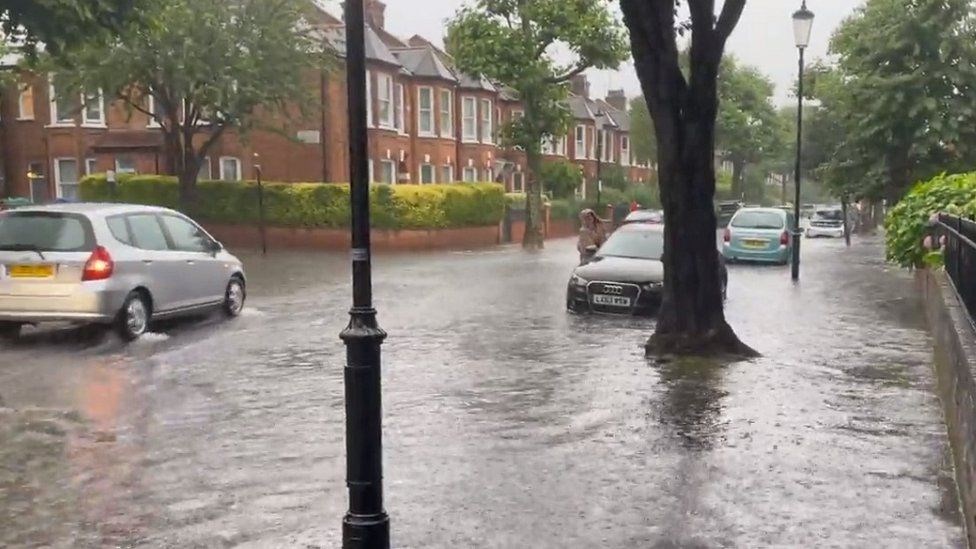 Ζημιές σε βίλες και αρχοντικά διασήμων από τις πλημμύρες στο Λονδίνο – ΒΙΝΤΕΟ