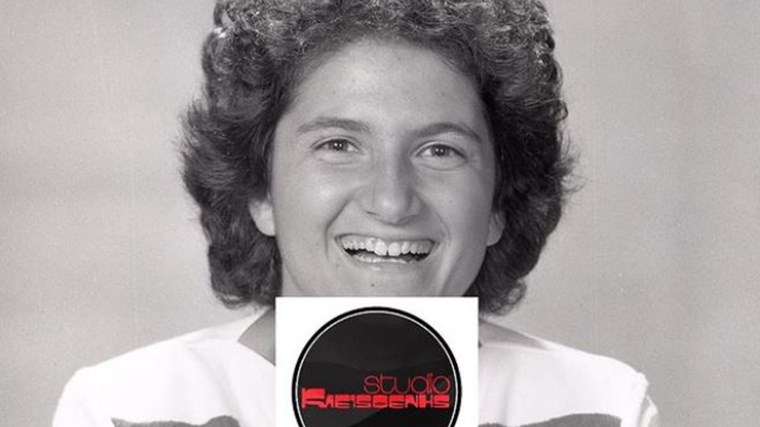 Αναγνωρίζεις ποια είναι η τραγουδίστρια της φωτογραφίας;