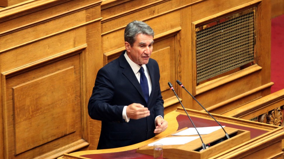 Πρόταση “βόμβα” από τον Λοβέρδο για τους ανεμβολίαστους βουλευτές