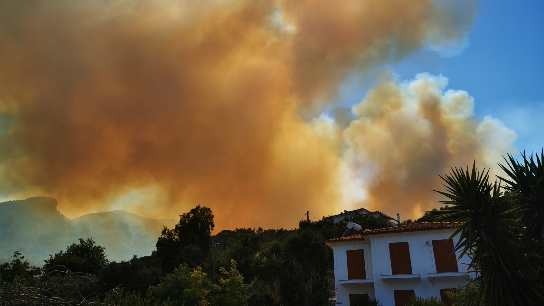 Μαίνεται η φωτιά στη Σάμο – Εκκενώνονται σπίτια και ξενοδοχεία