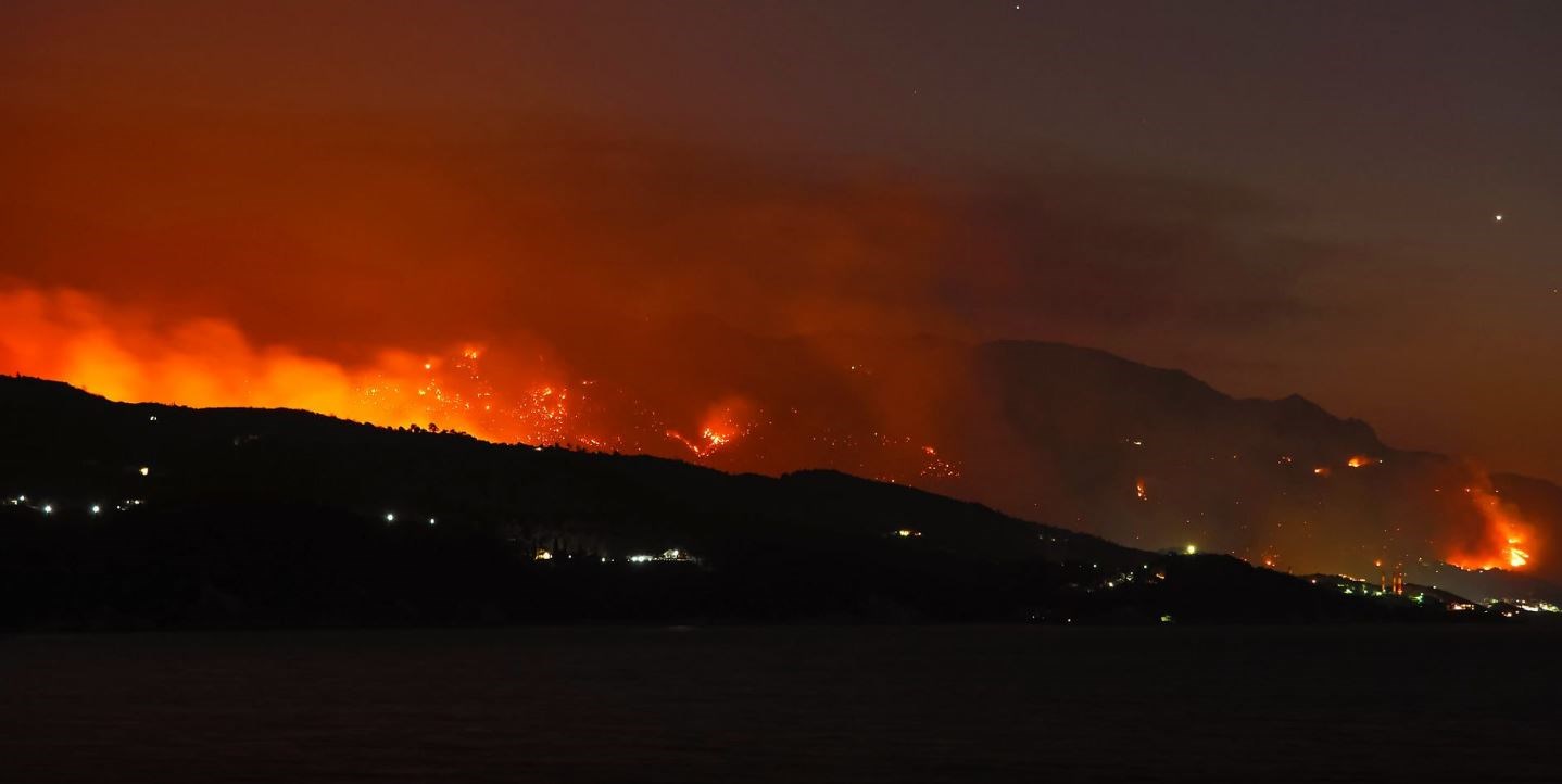 Oλονύχτια μάχη με τις φλόγες στη Σάμο – Ζητούν να κηρυχθεί το νησί σε κατάσταση έκτακτης ανάγκης