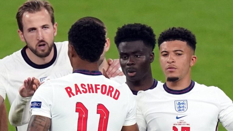 “Απόβαση” στη Μύκονο από τους Άγγλους διεθνείς – ΦΩΤΟ