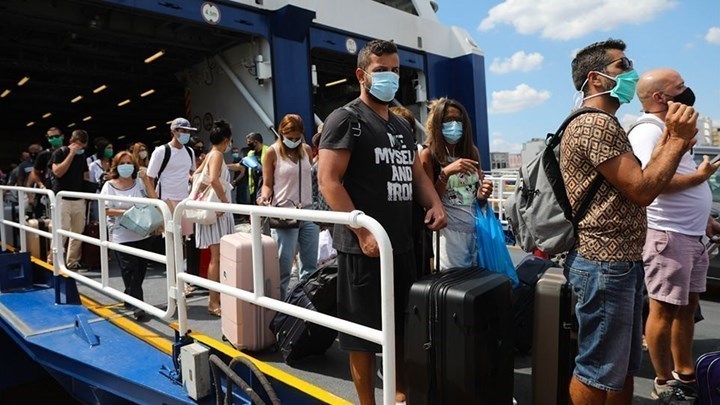 Πώς θα γίνονται οι μετακινήσεις με πλοία και αεροπλάνα – Τι ισχύει με τα τεστ