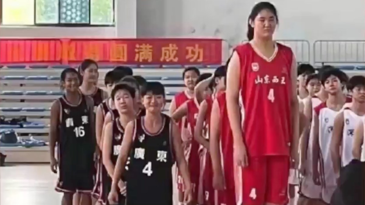 Ο θηλυκός “Γιάο Μινγκ” είναι 14 ετών και έχει ύψος 2.26 μέτρα – ΦΩΤΟ