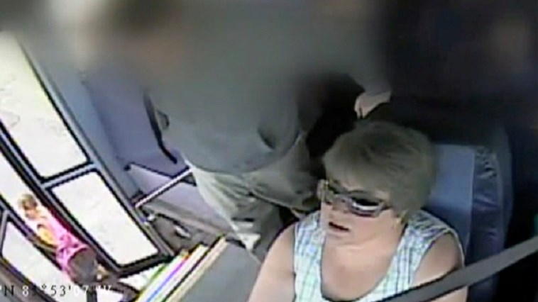 ΒΙΝΤΕΟ που κόβει την ανάσα: Το τρομακτικό ατύχημα 6χρονης όταν “παγιδεύτηκε” η τσάντα της στην πόρτα λεωφορείου