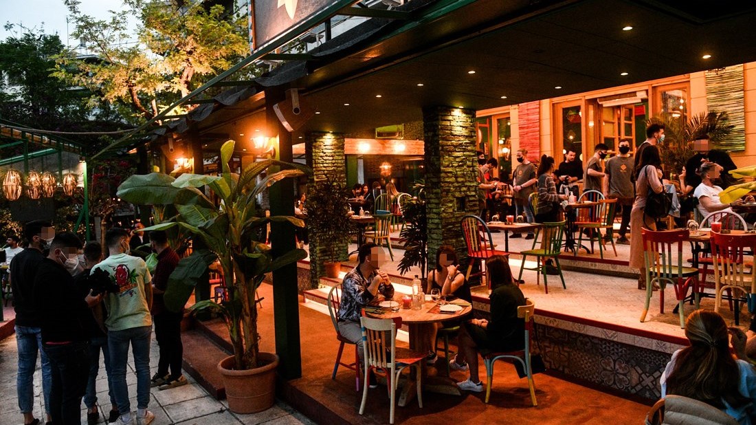 Νέα μέτρα στην εστίαση: Τι ισχύει για take away και κλειστούς χώρους – “Πόρτα” αν δεν γίνει ταυτοπροσωπία