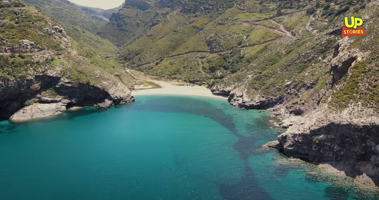 Η εκπληκτική παραλία του Αιγαίου στην οποία μπορείτε να πάτε… οδηγώντας – ΒΙΝΤΕΟ από drone