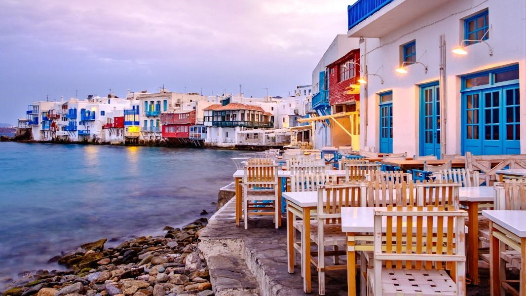 Έκτακτα μέτρα στη Μύκονο: Aπαγόρευση νυχτερινής κυκλοφορίας – Τέλος η μουσική