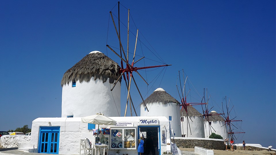 Η ιστορία του 18χρονου με κορονοϊό στη Μύκονο, το πρόβλημα με το ξενοδοχείο καραντίνας και το ενδεχόμενο επίταξης κλινών