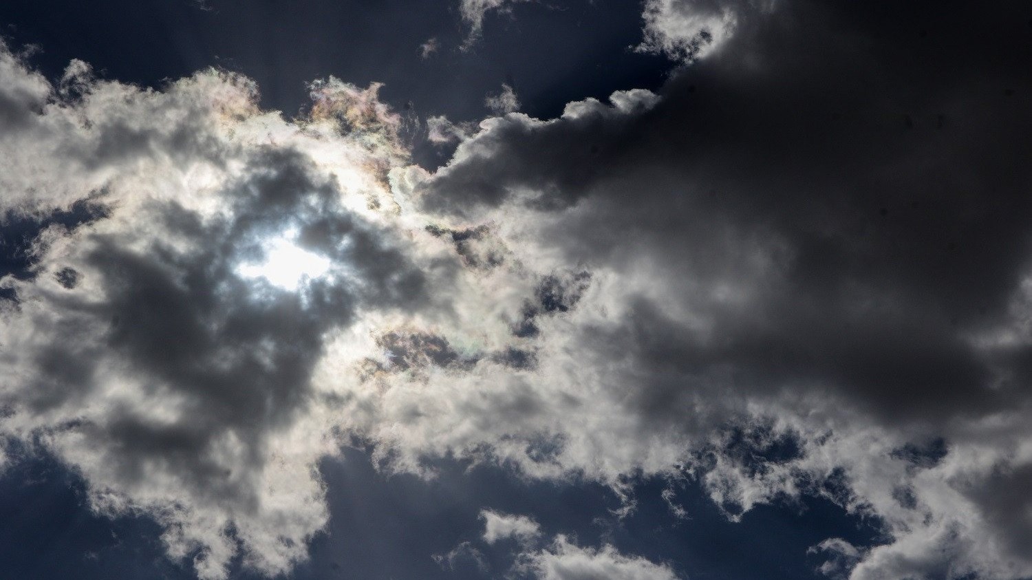 Αλλάζει το σκηνικό του καιρού – Σε ποιες περιοχές θα βρέξει σήμερα