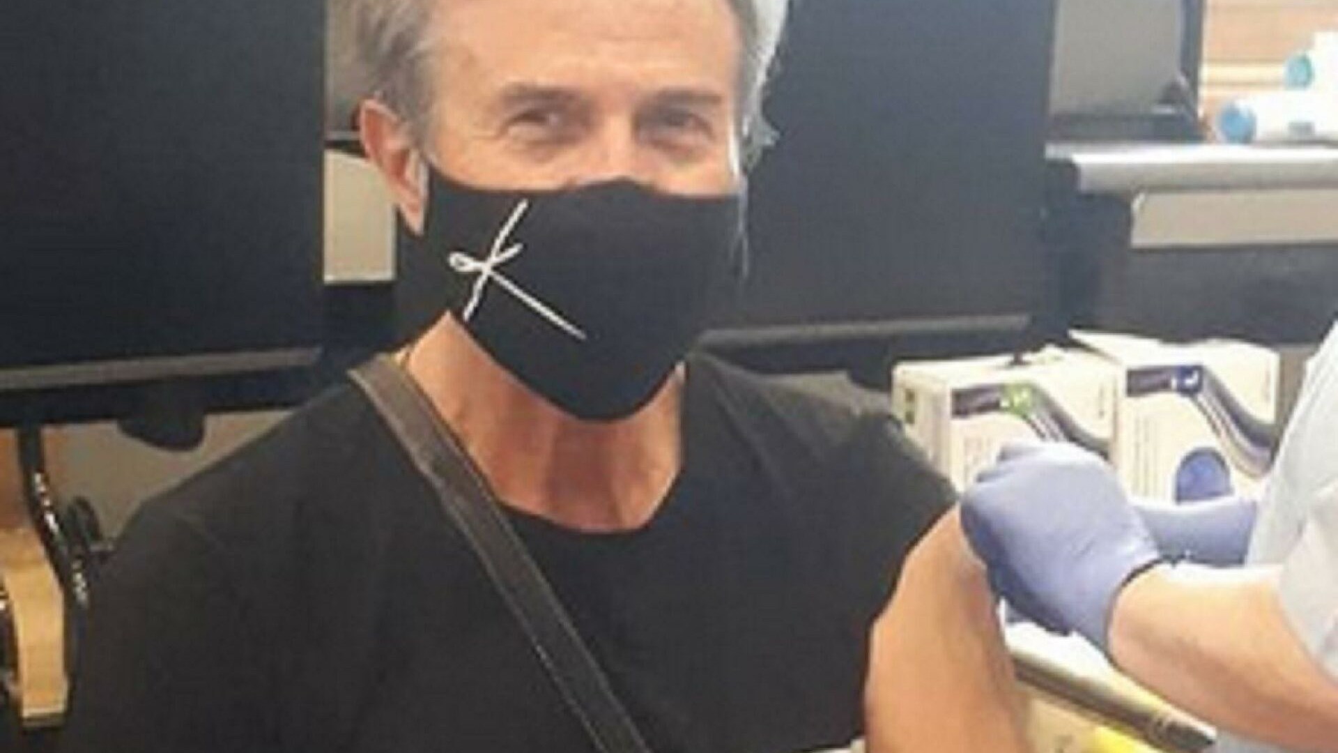 Συγκλονίζει ο γνωστός ηθοποιός που νοσηλεύτηκε έξι εβδομάδες λόγω κορονοϊού – “Καλά να πάθεις καραγκιόζη”