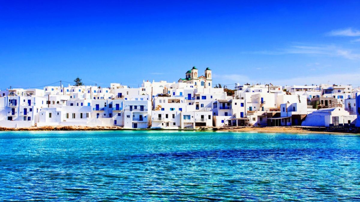 Πάρος: 18χρονοι με κορονοϊό παρέμειναν για 16 ώρες σε υπαίθριο πάρκινγκ – Δεν έβρισκαν δωμάτιο καραντίνας